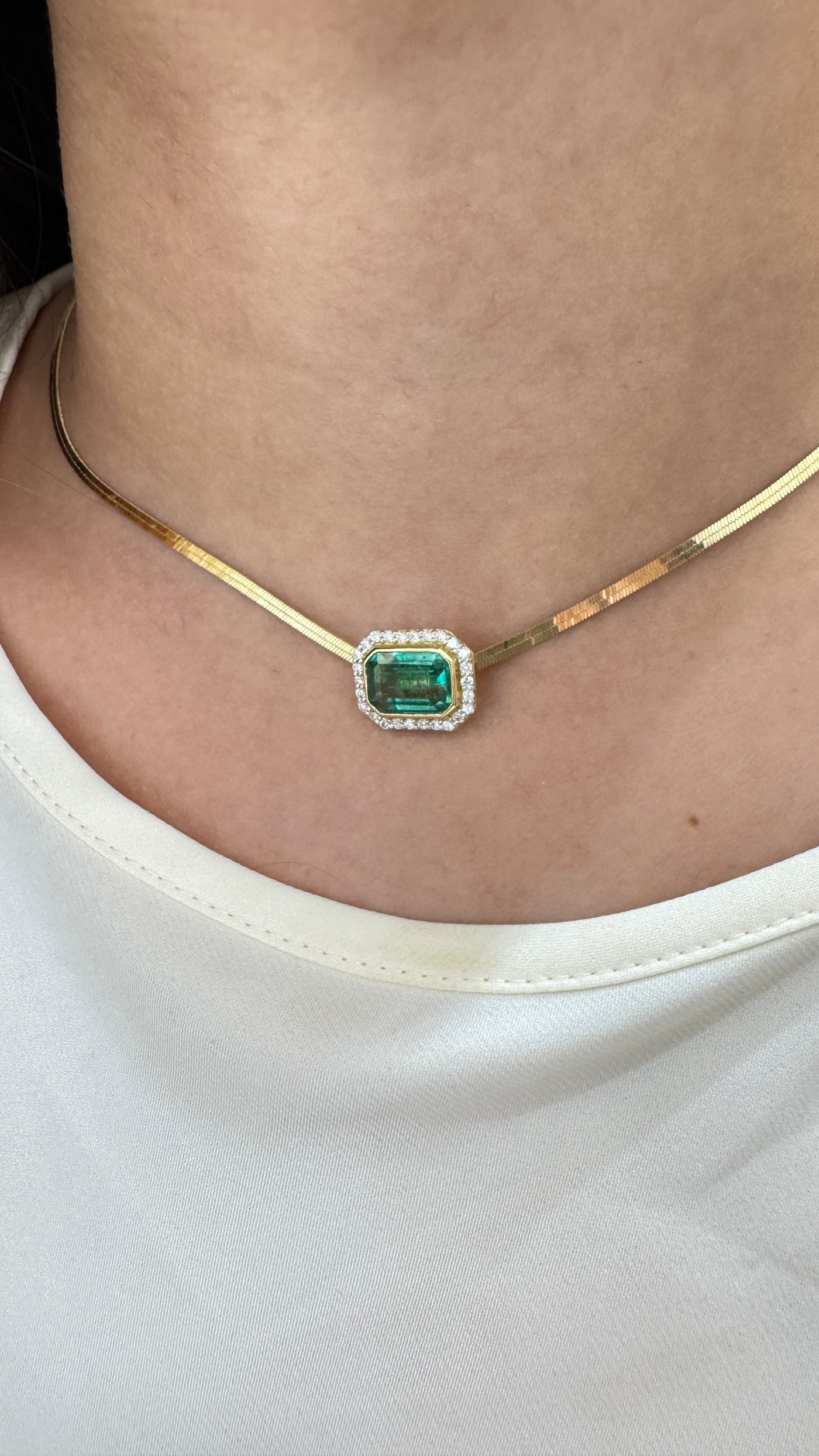 Dazzle Emerald And Diamond Pendant With Necklace In 18K Yellow Gold | Tresor Collection