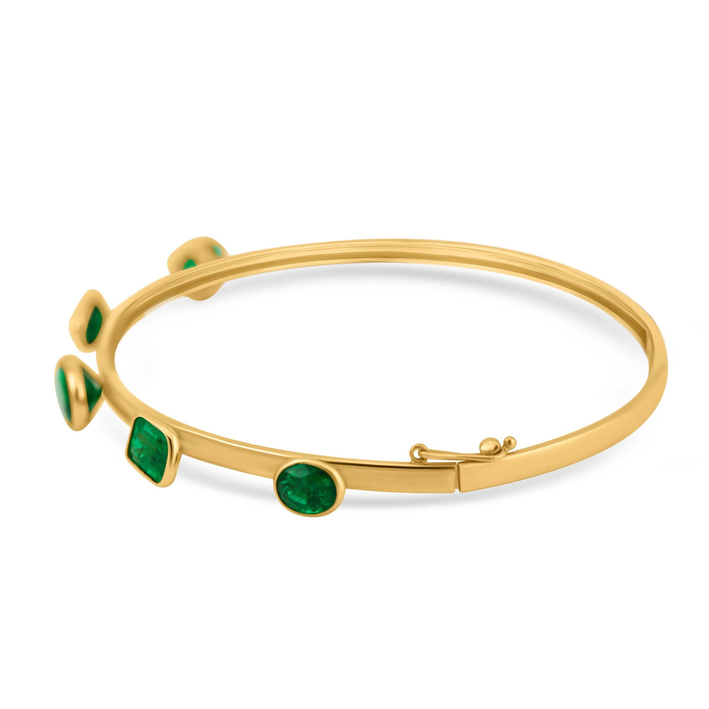Emerald Mix Shape Bangle In 18K Yellow Gold - Tresor Collection Close-up of gold emerald bangle – highlighting the detail of the emerald stones and fine craftsmanship.