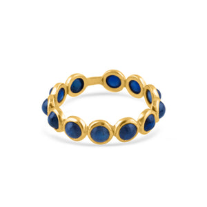 Gold ring with blue stones on a white background 18K gold blue sapphire ring flatlay – luxury fine jewelry by Tresor Collection