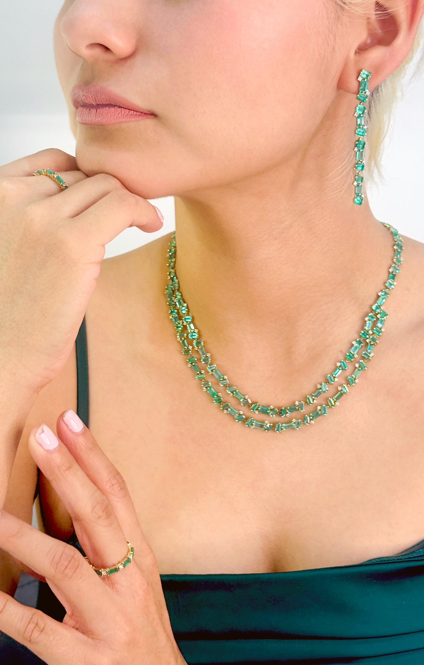 Exquisite 18K Gold Emerald & Diamond Necklace from Tresor Collection Exquisite 18K Gold Emerald & Diamond Necklace from Tresor Collection