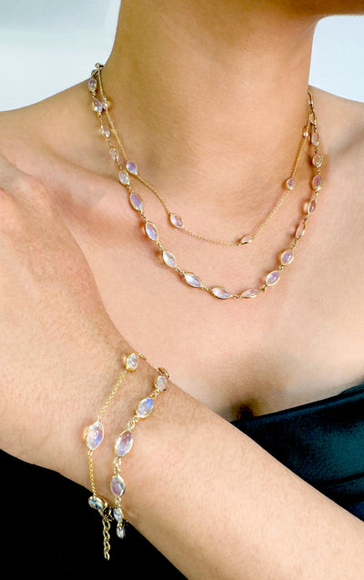 Close-up of 18K gold necklace – handcrafted fine jewelry from Tresor Collection boutique