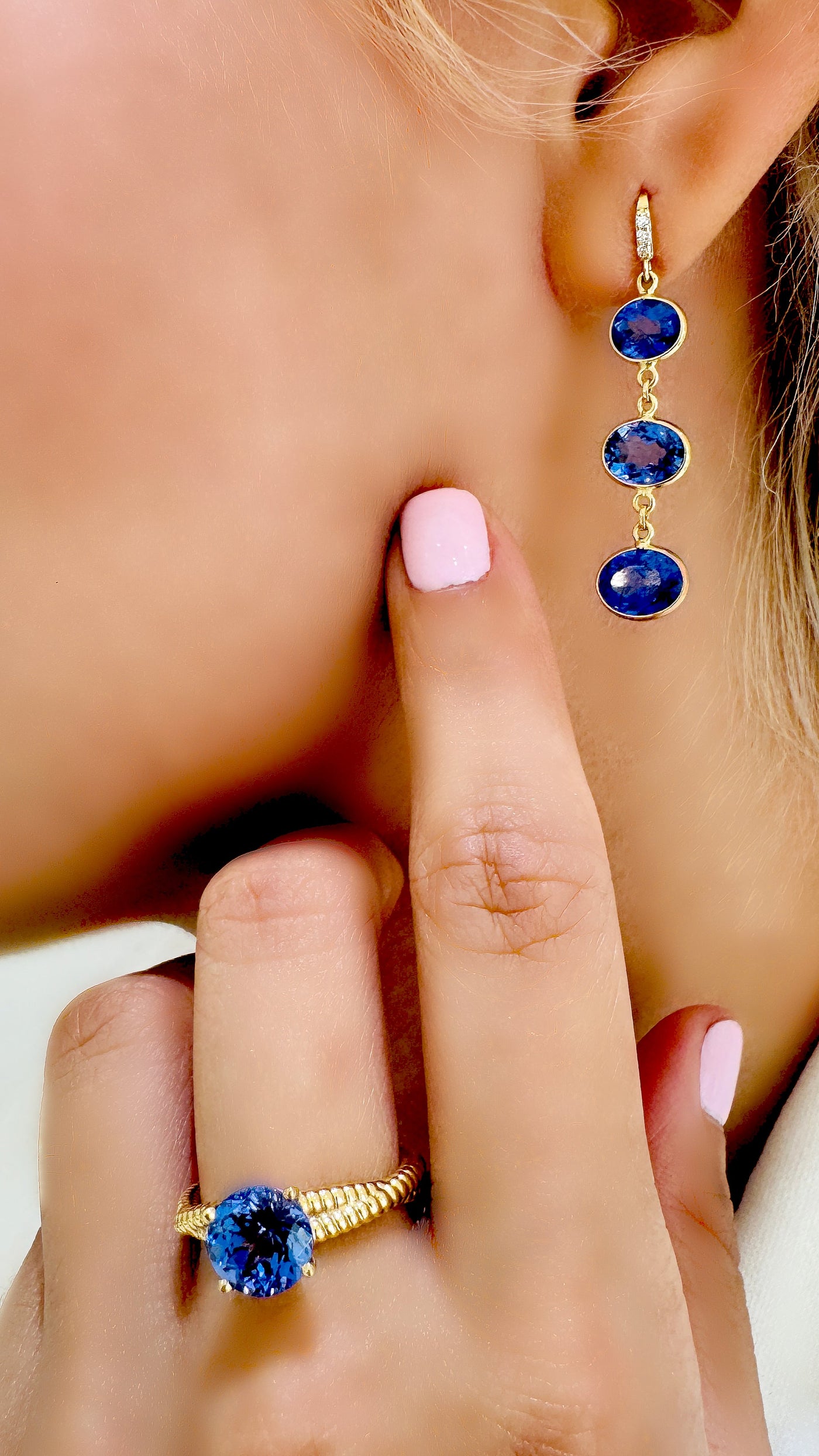 Tanzanite Round Ring In 18K Yellow Gold - Tresor Collection Close-up of tanzanite gemstone in gold setting – showcasing the clarity and deep color of the stone.