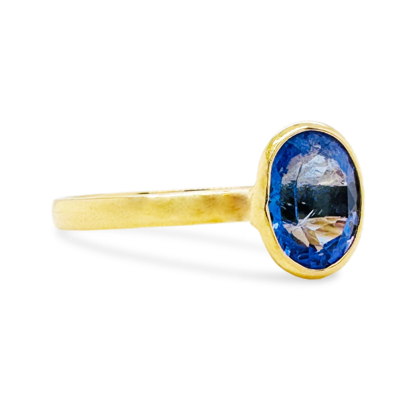 Side view of 18K gold tanzanite ring – luxury handcrafted gemstone jewelry by Tresor Collection