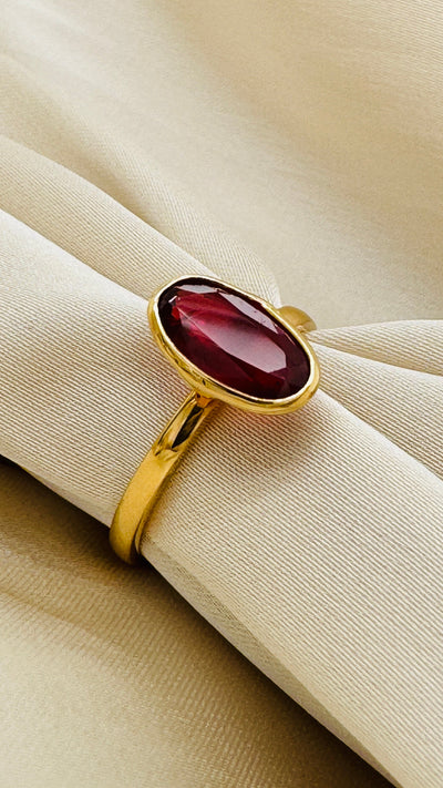 Side view of 18K gold oval orange sapphire ring – fine jewelry craftsmanship by Tresor Collection