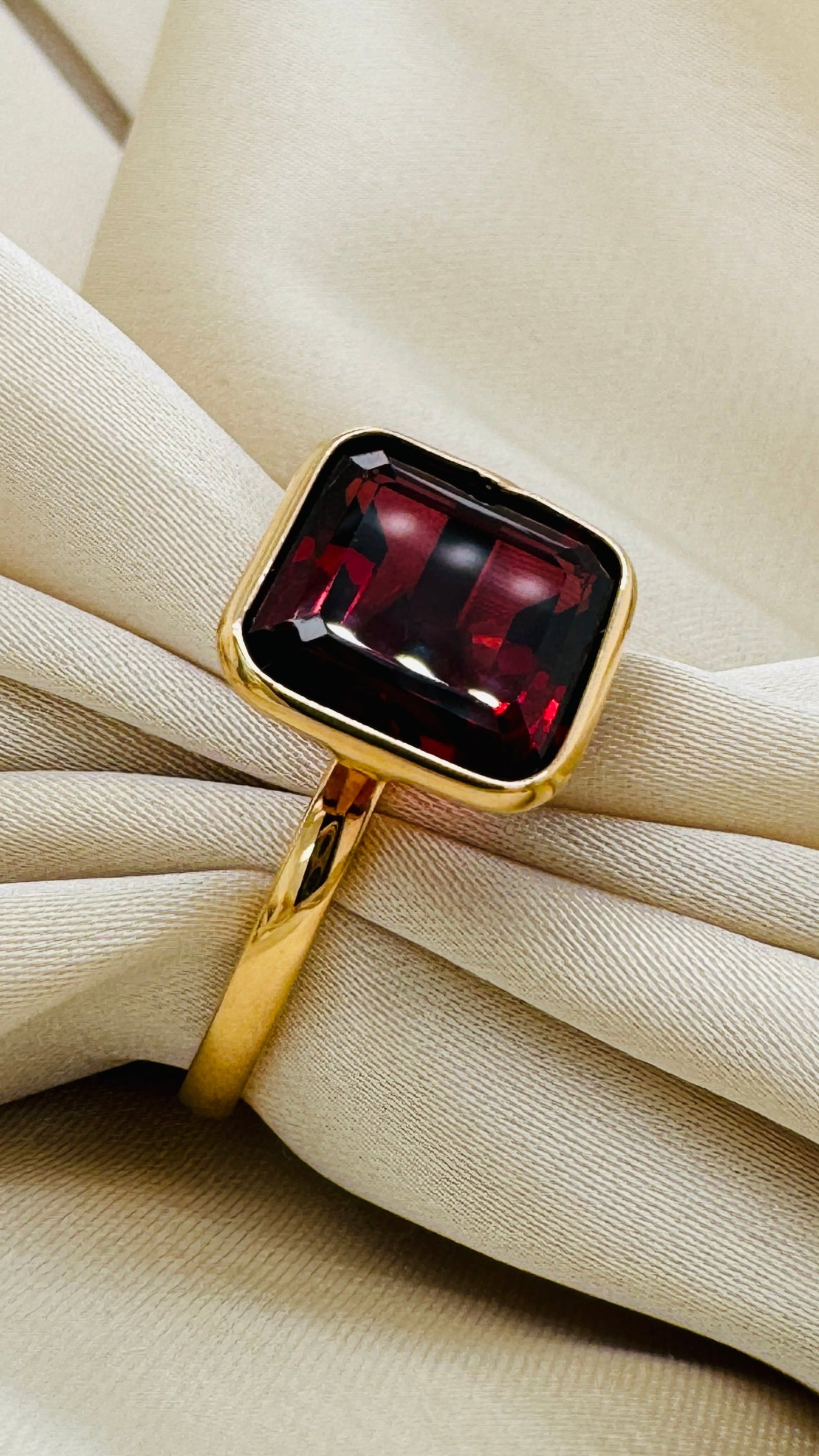 Rhodolite Square Ring In 18K Yellow Gold - Tresor Collection Macro detail of gold rhodolite garnet ring – bold square gemstone jewelry design by Tresor Collection