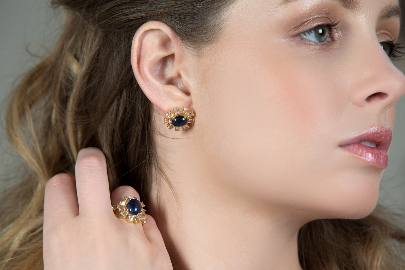 Blue Sapphire And White Topaz Rings In 18K Yellow Gold - Tresor Collection Blue Sapphire and Diamond ring worn on model – timeless handcrafted jewelry by Tresor Collection