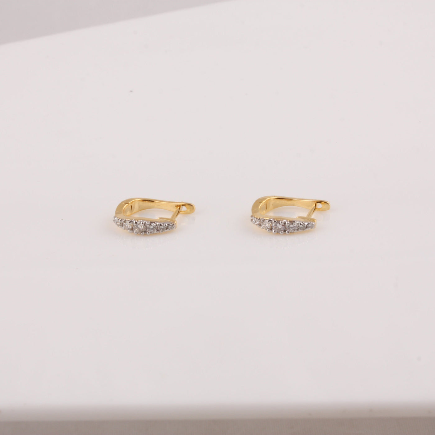 18K gold curved diamond earrings – modern luxury design
