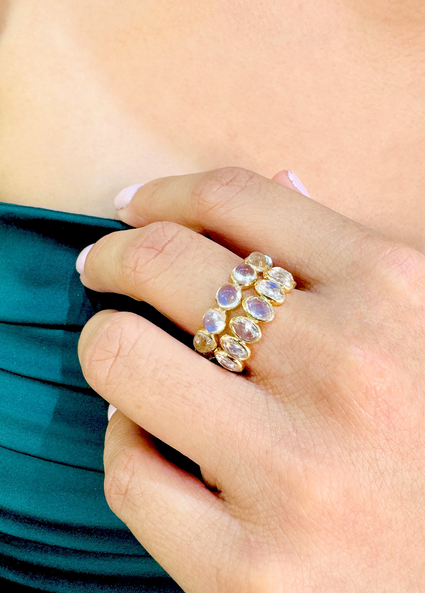 Rainbow Moonstone Oval Ring In 18K Yellow Gold